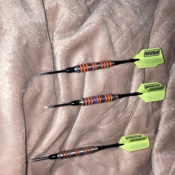 Halex official tournament dartboard with 6 darts - Picture 4 of 8